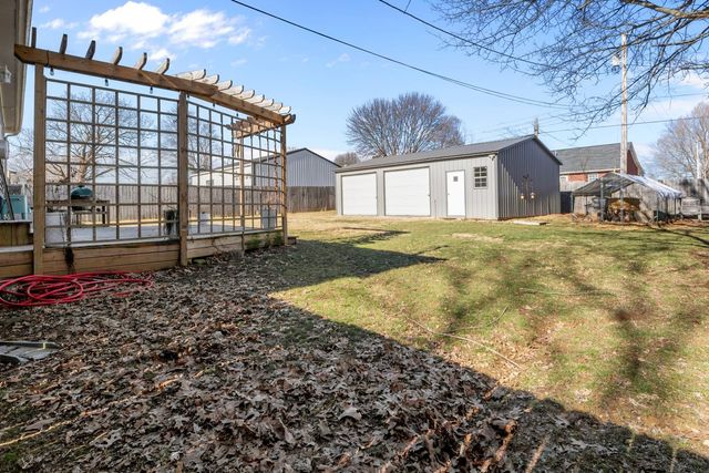 90 College Ct, Mc Ewen, TN 37101