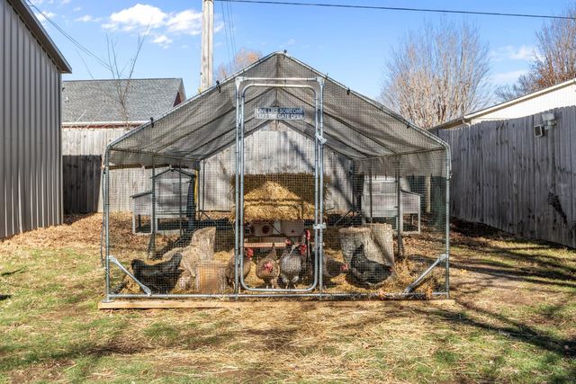 90 College Ct, Mc Ewen, TN 37101