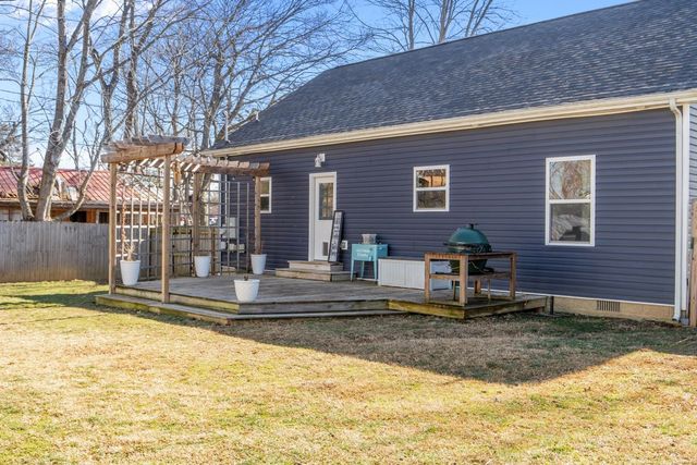 90 College Ct, Mc Ewen, TN 37101