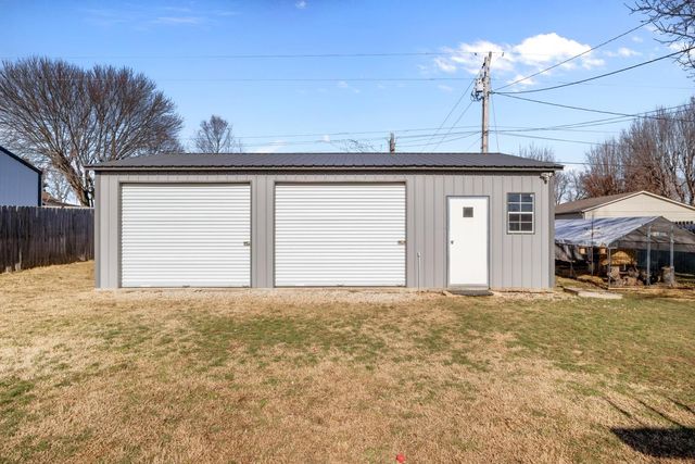 90 College Ct, Mc Ewen, TN 37101