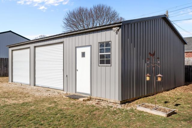 90 College Ct, Mc Ewen, TN 37101