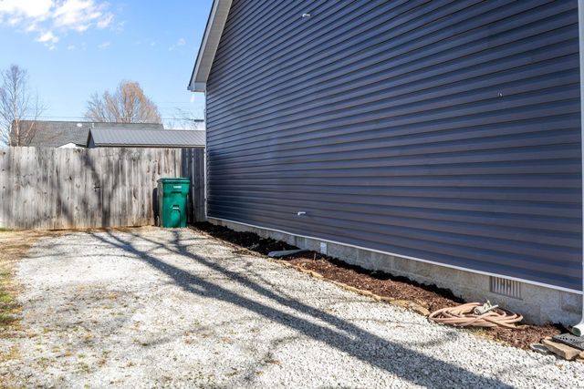 90 College Ct, Mc Ewen, TN 37101