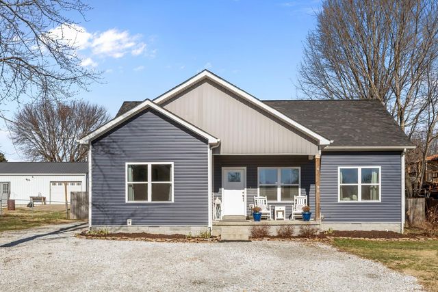 90 College Ct, Mc Ewen, TN 37101