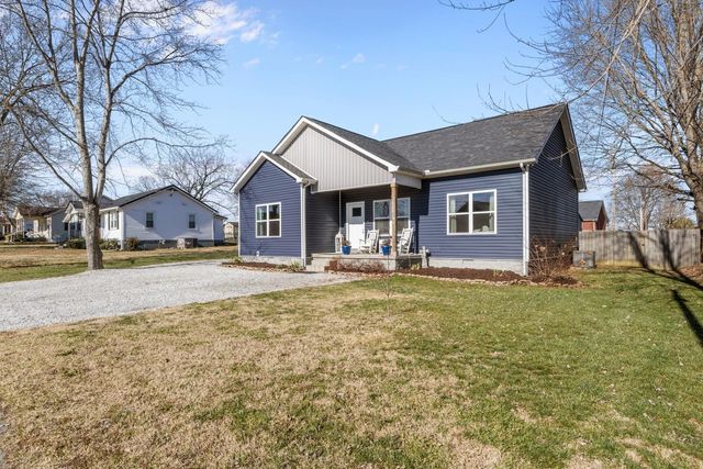 90 College Ct, Mc Ewen, TN 37101