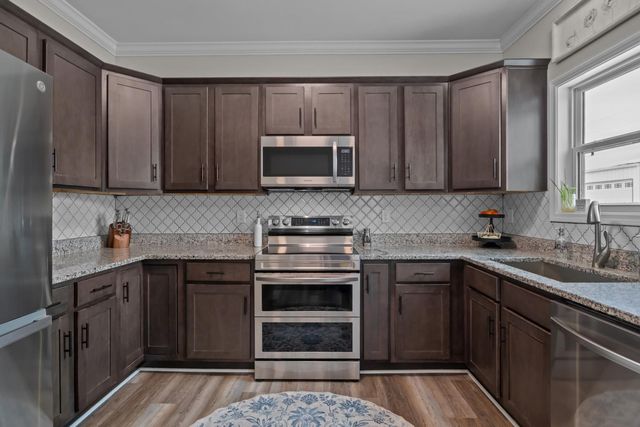 90 College Ct, Mc Ewen, TN 37101