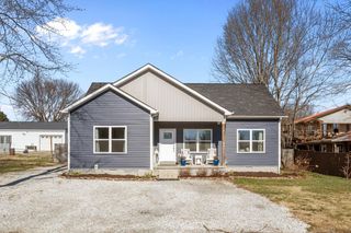 90 College Ct, Mc Ewen, TN 37101