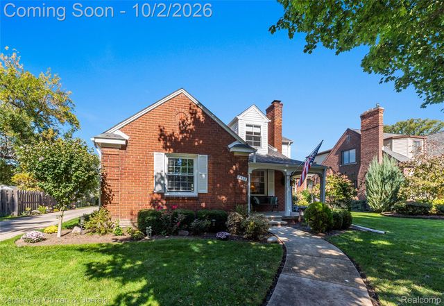1438 Hawthorne Road, Grosse Pointe Woods, MI 48236