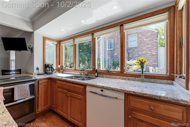 1438 Hawthorne Road, Grosse Pointe Woods, MI 48236