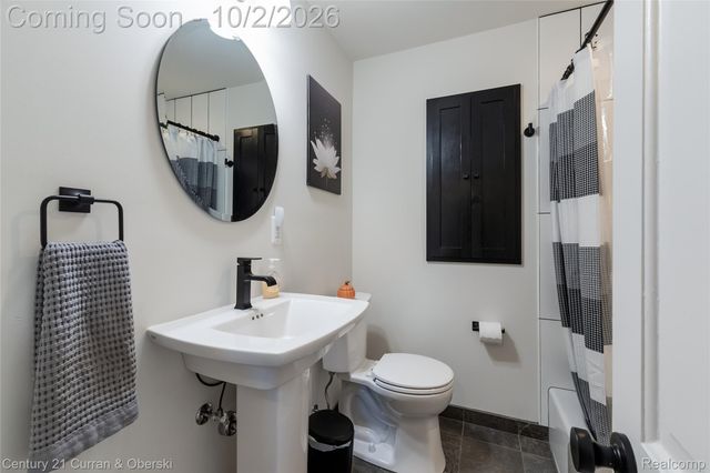 1438 Hawthorne Road, Grosse Pointe Woods, MI 48236