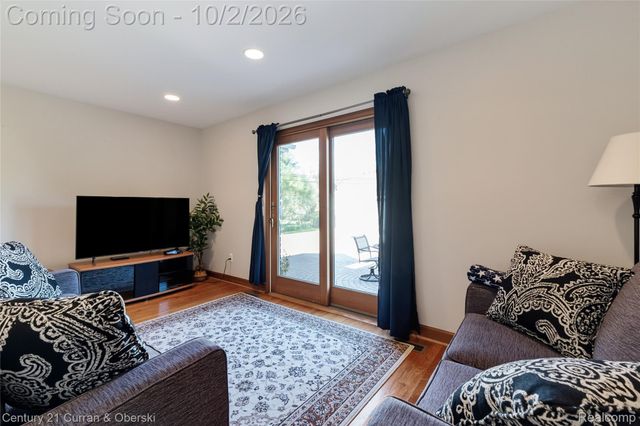1438 Hawthorne Road, Grosse Pointe Woods, MI 48236
