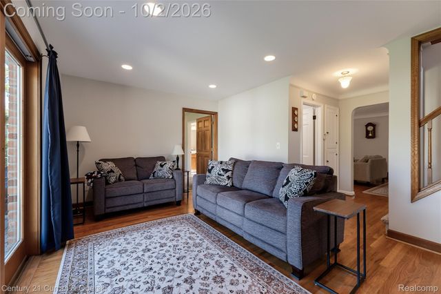 1438 Hawthorne Road, Grosse Pointe Woods, MI 48236