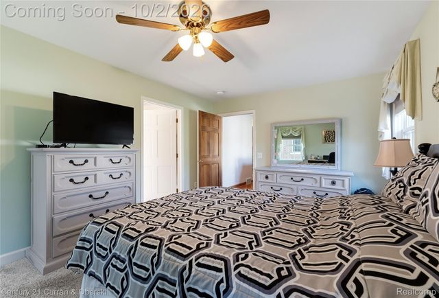1438 Hawthorne Road, Grosse Pointe Woods, MI 48236