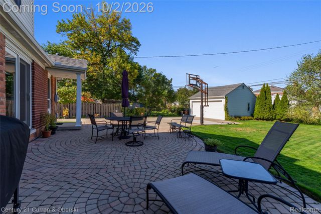 1438 Hawthorne Road, Grosse Pointe Woods, MI 48236
