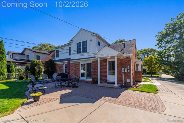 1438 Hawthorne Road, Grosse Pointe Woods, MI 48236