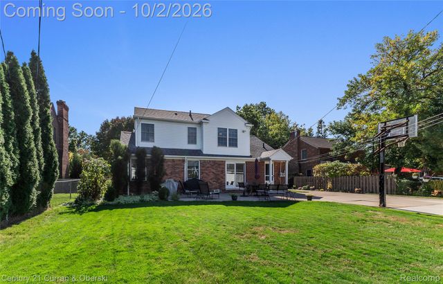 1438 Hawthorne Road, Grosse Pointe Woods, MI 48236