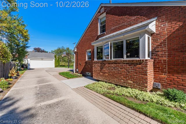1438 Hawthorne Road, Grosse Pointe Woods, MI 48236