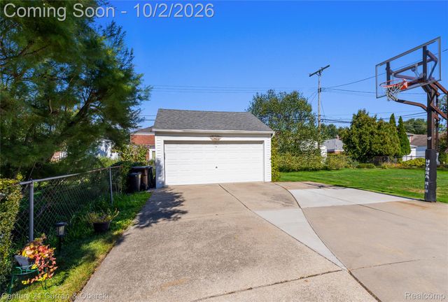 1438 Hawthorne Road, Grosse Pointe Woods, MI 48236