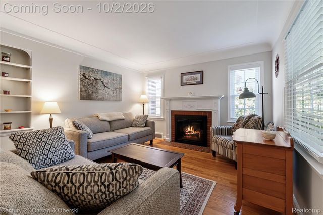 1438 Hawthorne Road, Grosse Pointe Woods, MI 48236