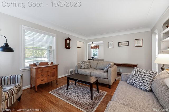 1438 Hawthorne Road, Grosse Pointe Woods, MI 48236