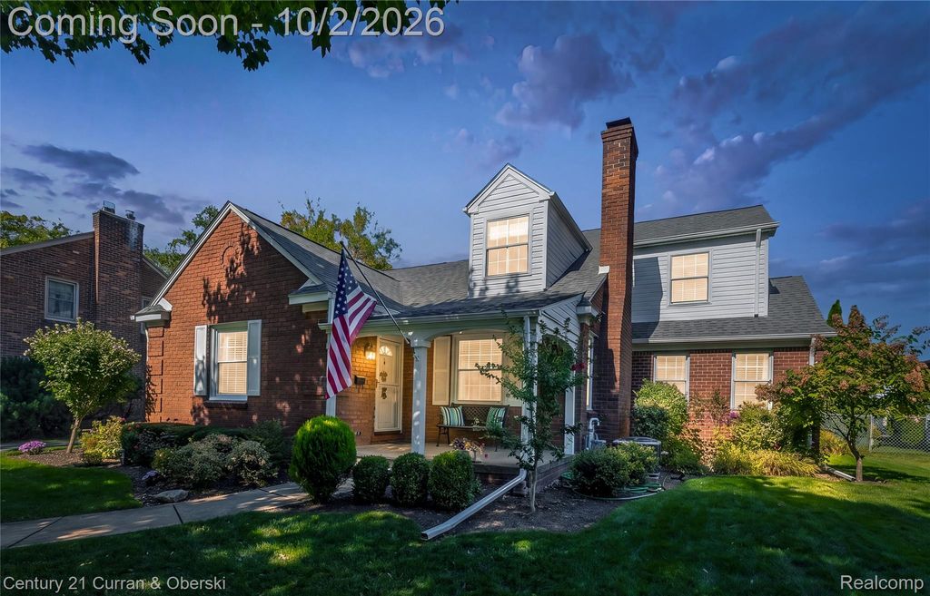 1438 Hawthorne Road, Grosse Pointe Woods, MI 48236