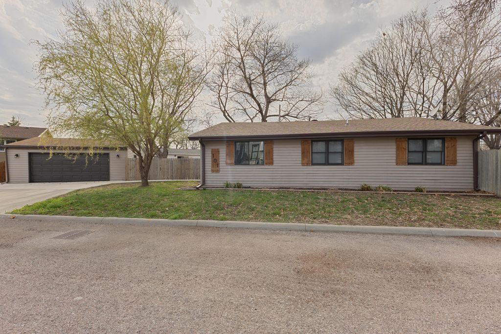 101 HURON Circle, Council Bluffs, IA 51501