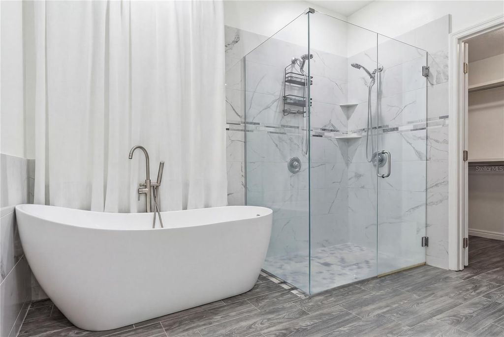 Image 20 of property listing at 13060 HATHERTON CIRCLE, Orlando, FL 32832