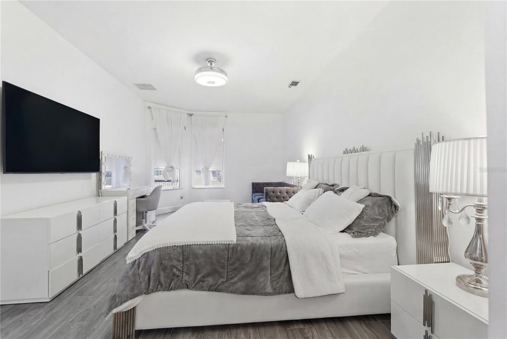 Image 23 of property listing at 13060 HATHERTON CIRCLE, Orlando, FL 32832