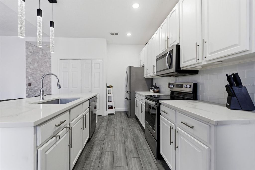 Image 33 of property listing at 13060 HATHERTON CIRCLE, Orlando, FL 32832