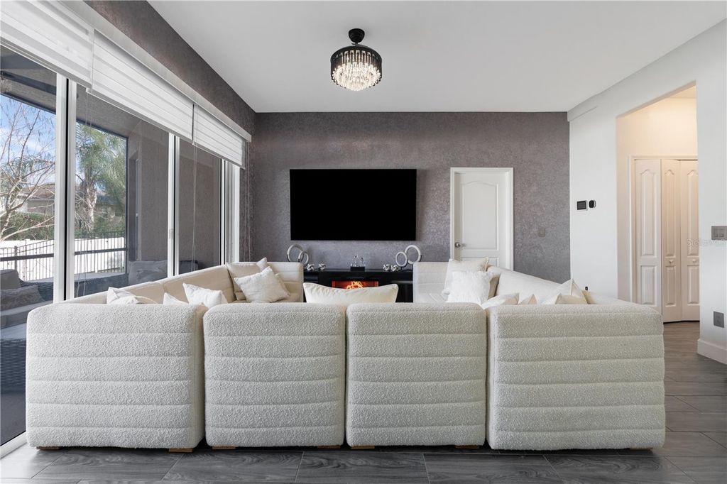 Image 37 of property listing at 13060 HATHERTON CIRCLE, Orlando, FL 32832