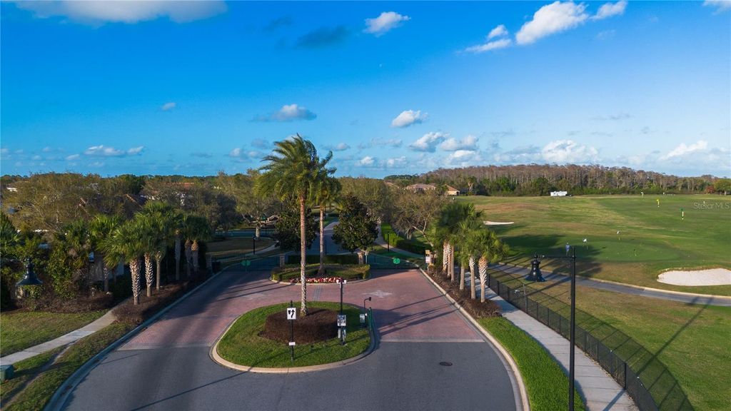 Image 5 of property listing at 13060 HATHERTON CIRCLE, Orlando, FL 32832