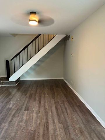 302 Creekside Drive, Vernon Hills, IL 60061