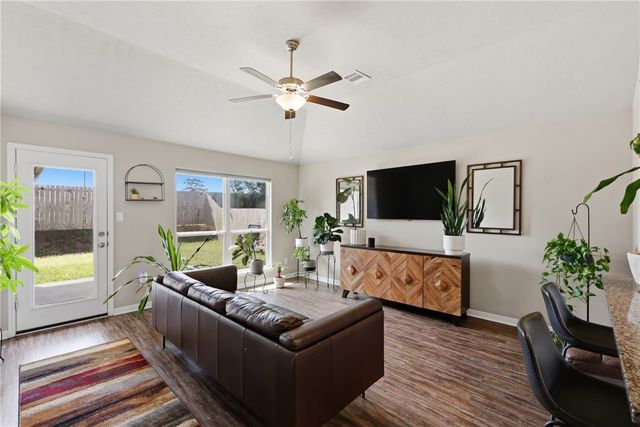 2725 Porters Way, Bryan, TX 77803