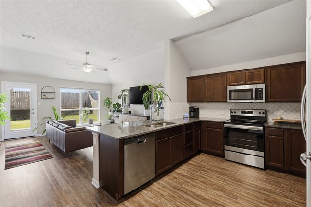 2725 Porters Way, Bryan, TX 77803
