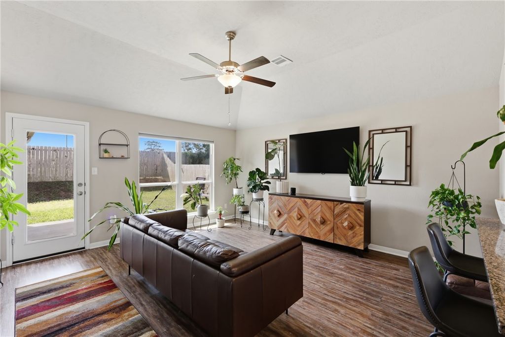 2725 Porters Way, Bryan, TX 77803