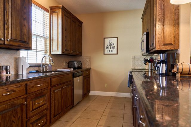 182 Oak Hills Drive, Mabank, TX 75156