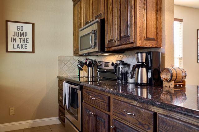182 Oak Hills Drive, Mabank, TX 75156