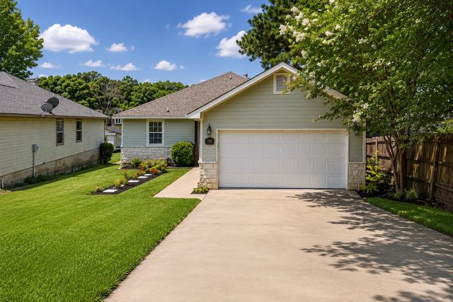 182 Oak Hills Drive, Mabank, TX 75156