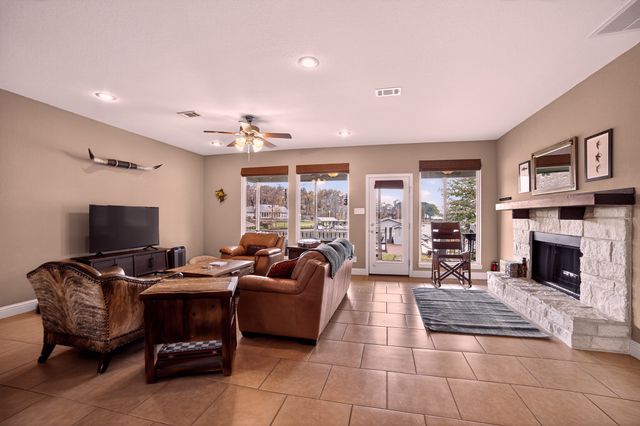 182 Oak Hills Drive, Mabank, TX 75156