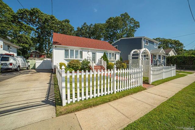 184 S Strong Avenue, Lindenhurst, NY 11757