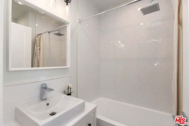 22623 Cavalier Street, Woodland Hills (los Angeles), CA 91364