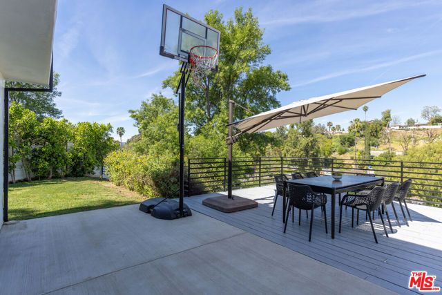 22623 Cavalier Street, Woodland Hills (los Angeles), CA 91364