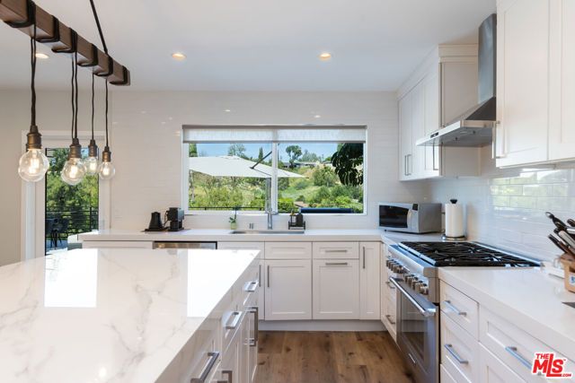 22623 Cavalier Street, Woodland Hills (los Angeles), CA 91364