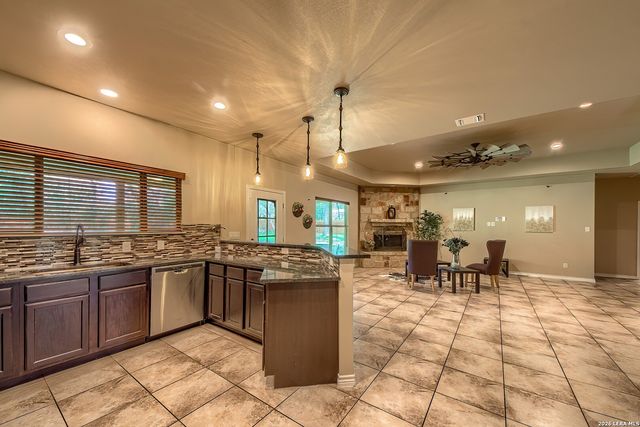 173 CHAMPIONS BLVD, La Vernia, TX 78121