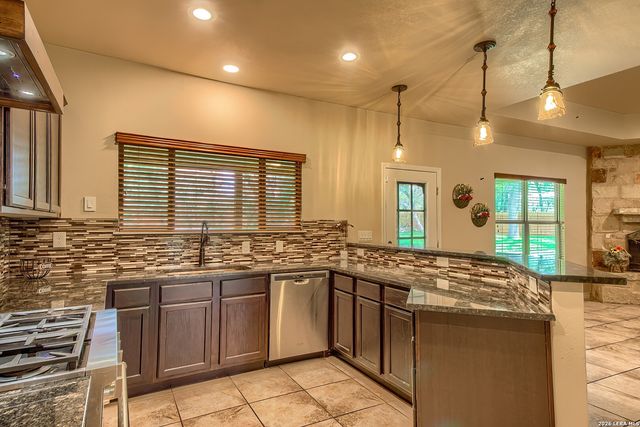 173 CHAMPIONS BLVD, La Vernia, TX 78121