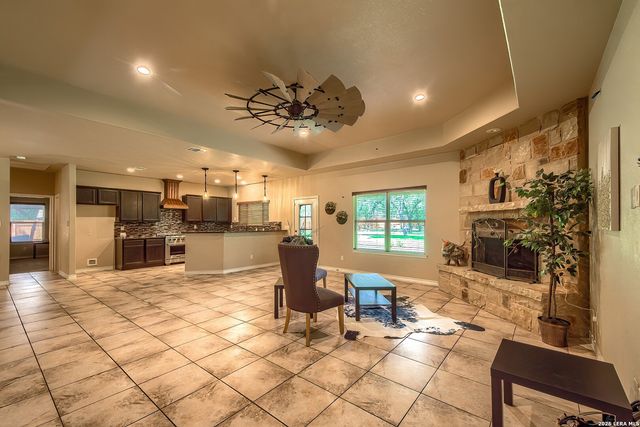 173 CHAMPIONS BLVD, La Vernia, TX 78121