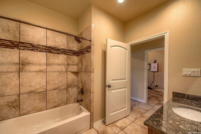 173 CHAMPIONS BLVD, La Vernia, TX 78121