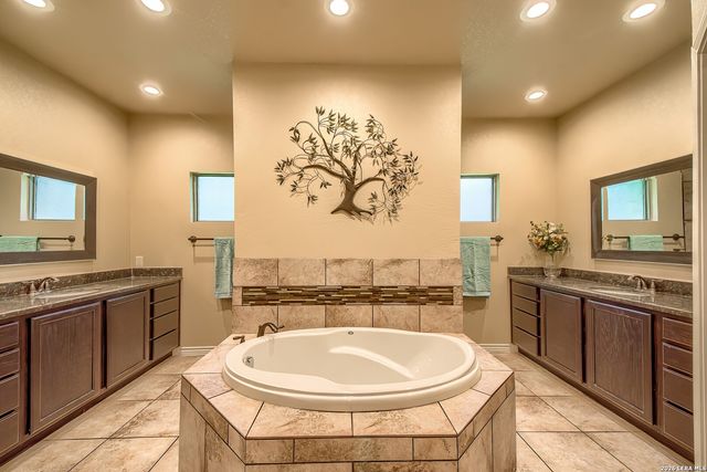 173 CHAMPIONS BLVD, La Vernia, TX 78121