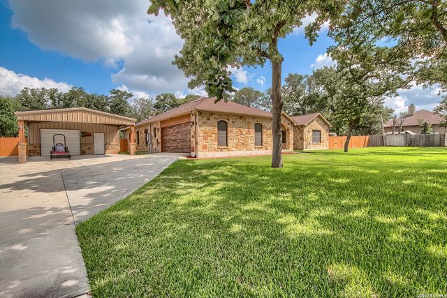 173 CHAMPIONS BLVD, La Vernia, TX 78121