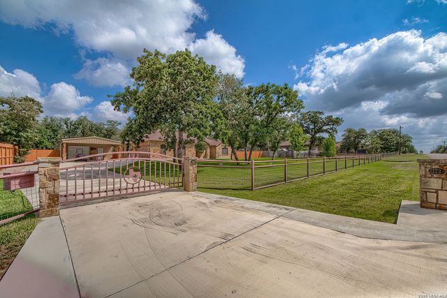 173 CHAMPIONS BLVD, La Vernia, TX 78121