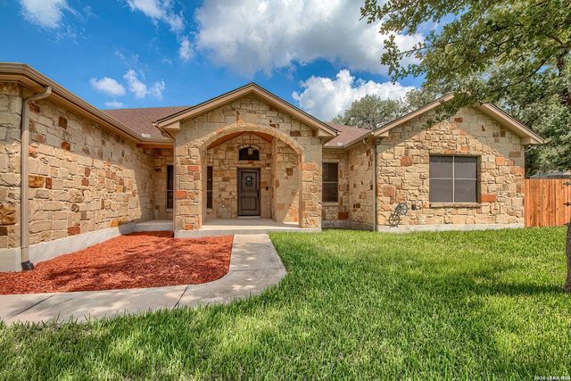 173 CHAMPIONS BLVD, La Vernia, TX 78121